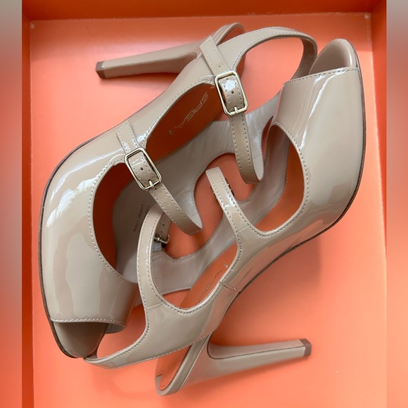 That Wedding Shoe - Picture 3 of 8